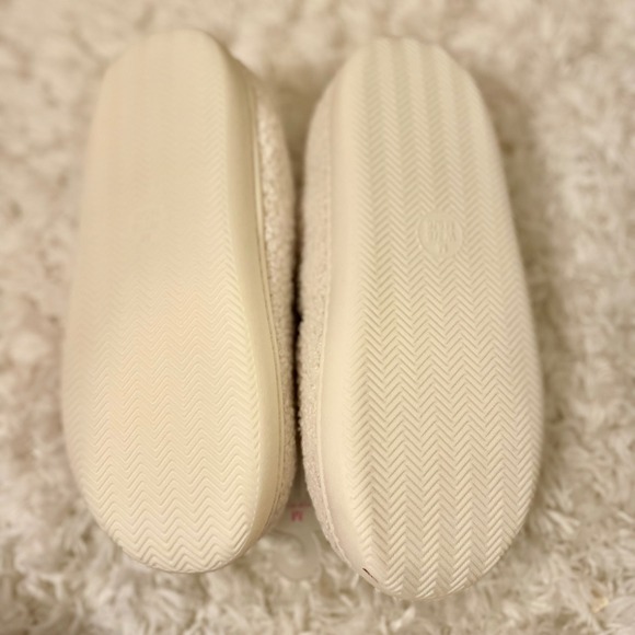 Women's Fuzzy Slippers White Embroidered Skiers Snowboarders Size M 7/8 - Picture 3 of 4